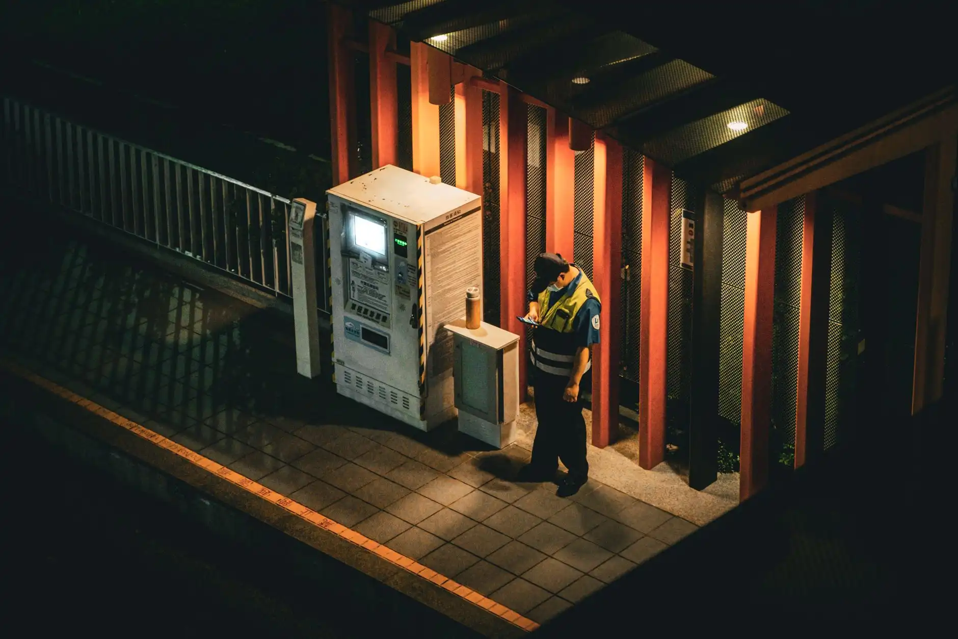 家居收纳篮与衣架在家庭日用场景中的搭配方案设计思路